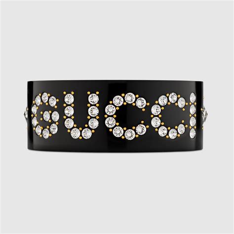 effetto carbonio con scritta gucci sopra|Bracciale rigido con scritta Gucci.